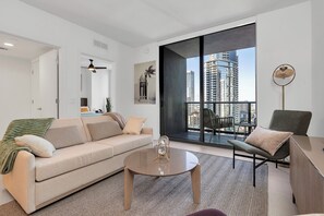 Smart TV - Stylish 1BR Apartment • 31st Floor Beautiful Downtown & Bay Views (Miami)