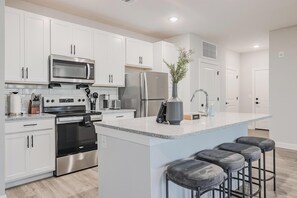 Jääkaappi, ruokailupöytä