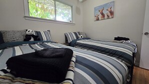 4 bedrooms, iron/ironing board, WiFi, bed sheets