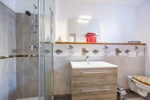 Shower, hair dryer, towels - Cabernet Guest Room with Wi-Fi (Sèvremont)