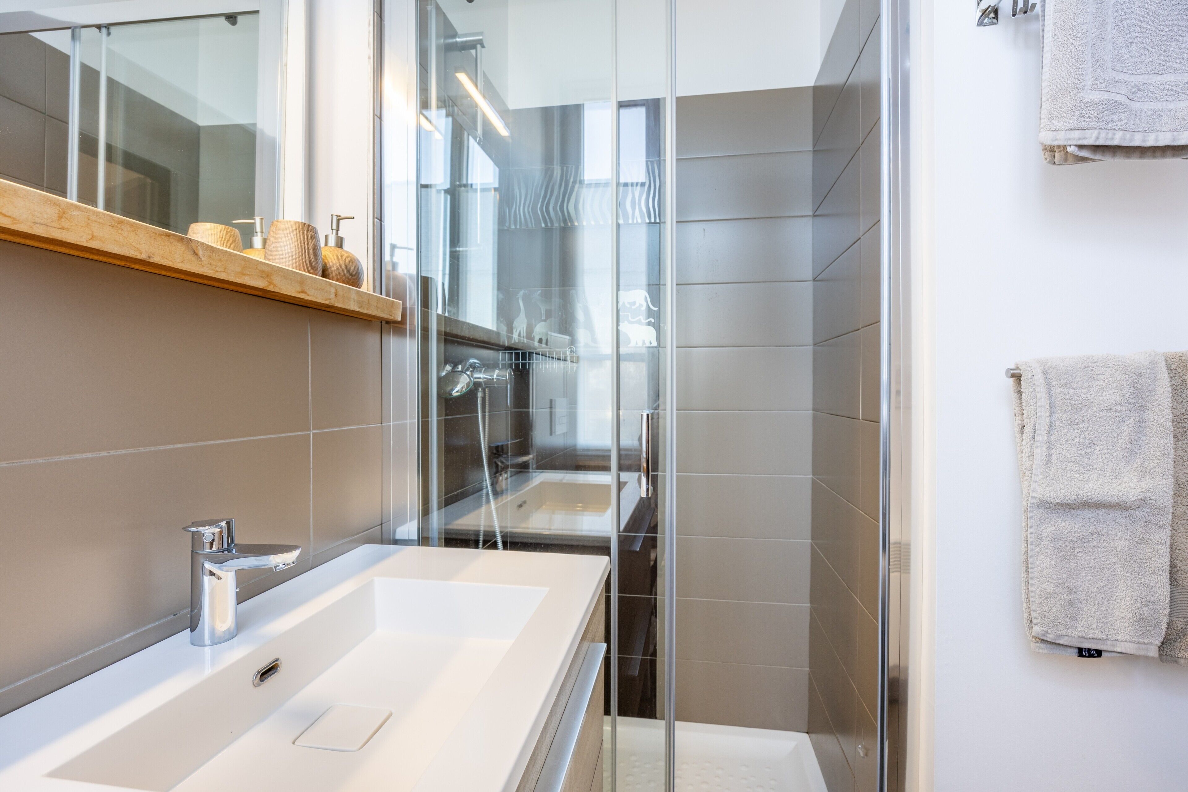 Douche, sèche-cheveux, serviettes fournies