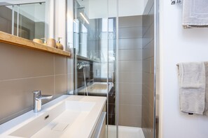Ducha, secador de pelo, toallas