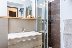 Douche, sèche-cheveux, serviettes fournies