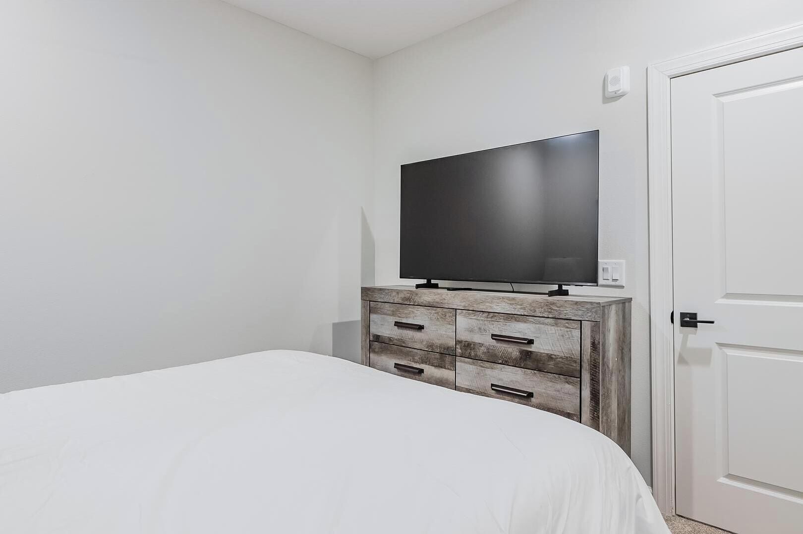 Desk, iron/ironing board, WiFi, bed sheets