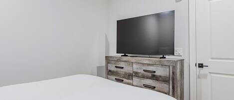 Desk, iron/ironing board, WiFi, bed sheets