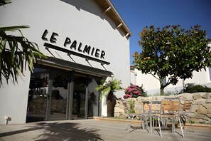 تناول الطعام بالخارج