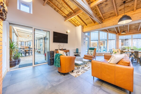 TV - Guest Room “Pinot Noir” with Wi-Fi (Sèvremont)