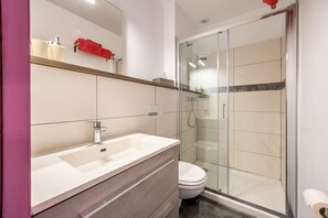 Douche, sèche-cheveux, serviettes fournies