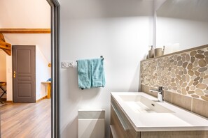 Shower, hair dryer, towels - “Syrah” Guest Room with Wi-Fi (Sèvremont)