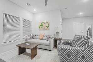 Smart TV - Landing | Amazing 1BD, Pool (Tice)