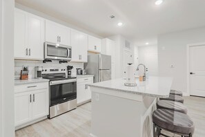 Jääkaappi, ruokailupöytä