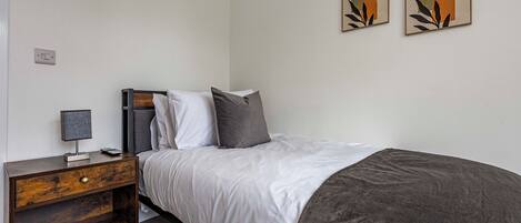 3 makuuhuonetta, yksilöllisesti sisustettu, yksilöllisesti kalustettu