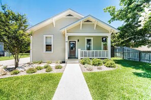 Exterior - The Max - Spa Bungalow, Hot Tub, Walk to Main (Fredericksburg)
