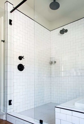 Shower, hair dryer, towels, shampoo - The Max - Spa Bungalow, Hot Tub, Walk to Main (Fredericksburg)