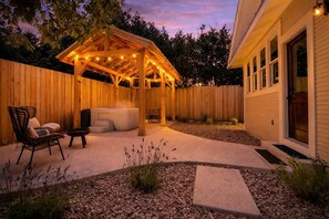Terrace/patio - The Max - Spa Bungalow, Hot Tub, Walk to Main (Fredericksburg)
