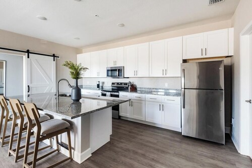 Landing | Spectacular 2BD, Yoga Studio, Gym