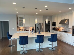 Fridge, microwave, oven, stovetop - Ritz Carlton: 5-star, 5-bedroom house in lovely Rehoboth Beach (Rehoboth Beach)