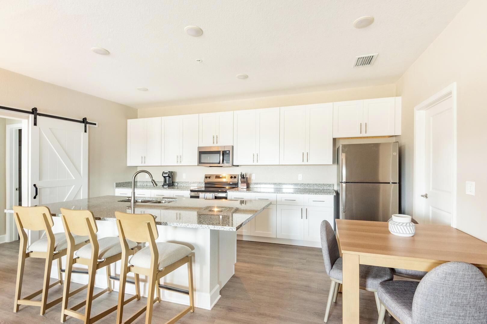 Réfrigérateur, tables à manger