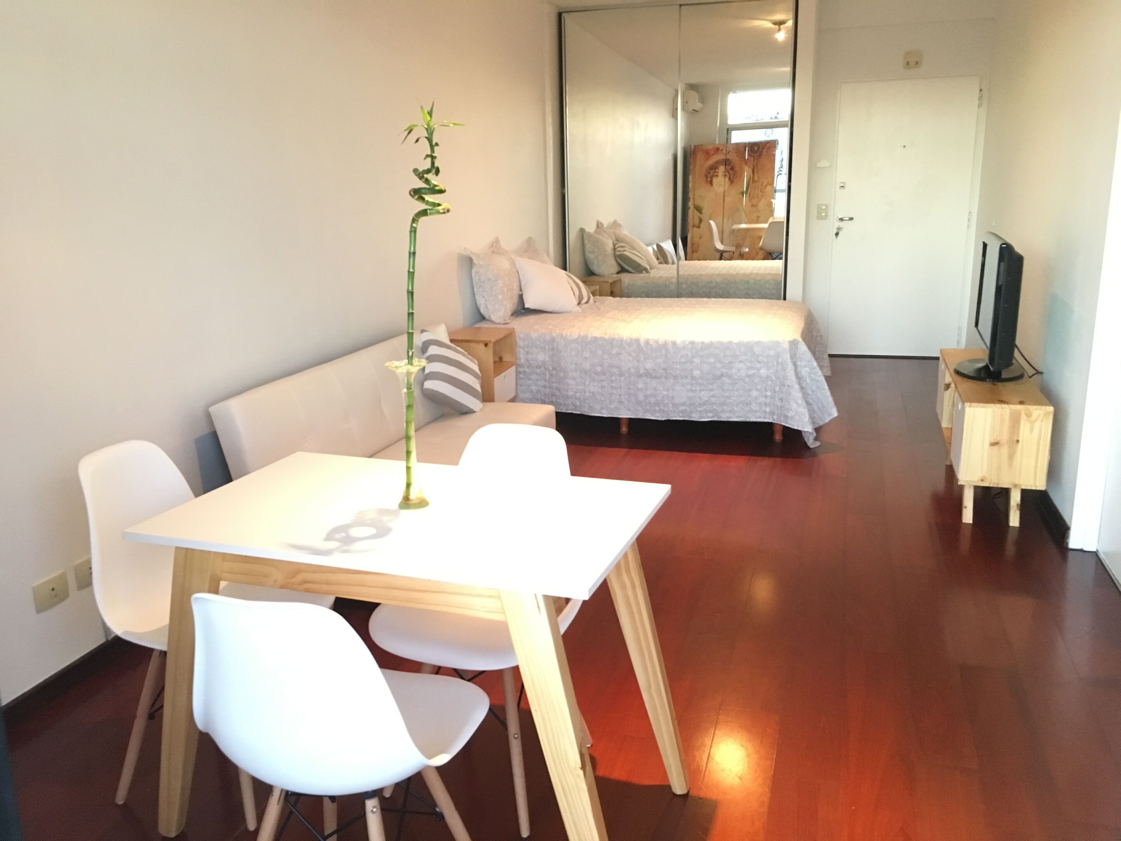 Tabla de planchar con plancha, wifi y ropa de cama 