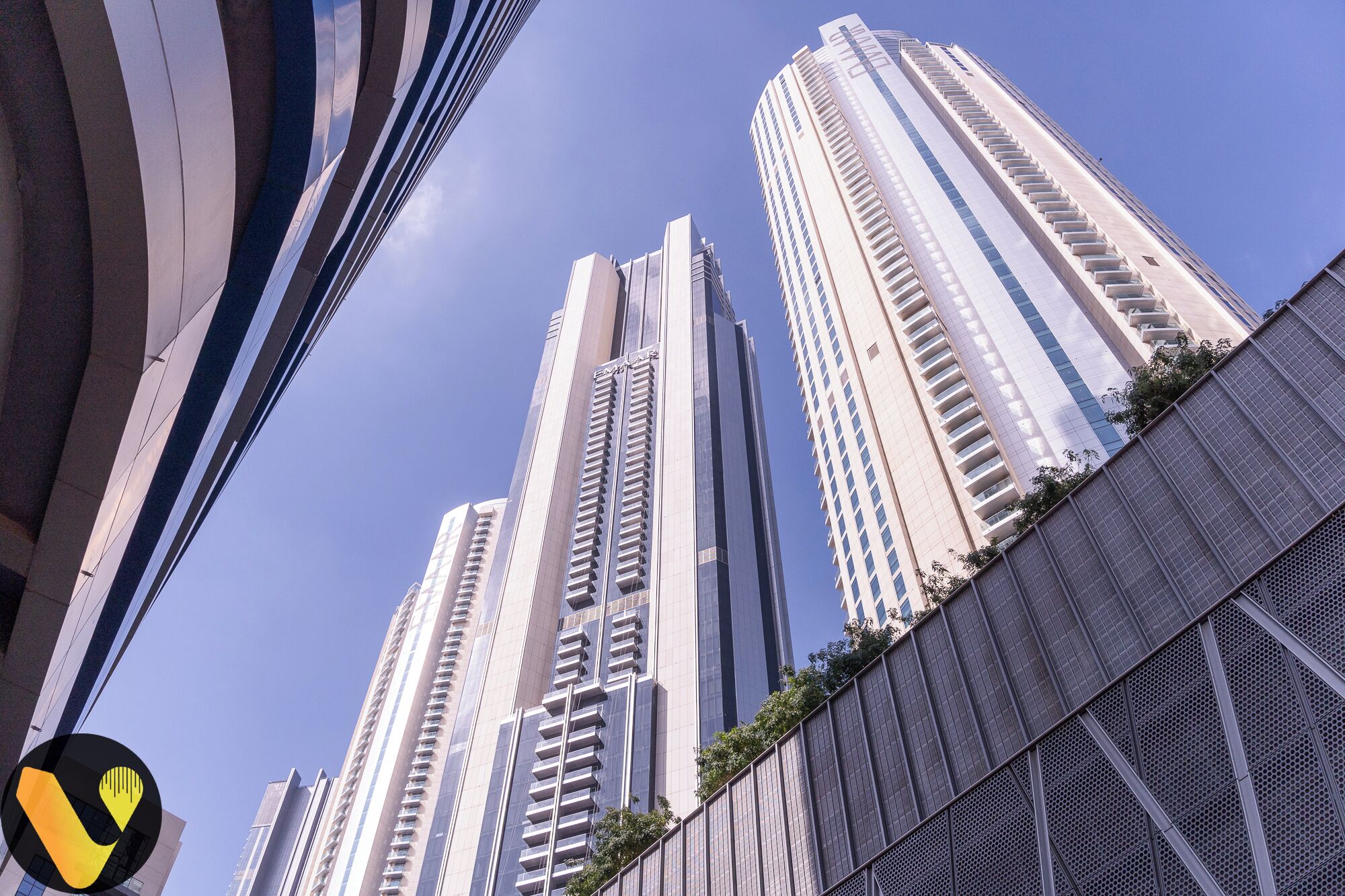 Ein Hochhaus mit mehreren Stockwerken, das sich durch ein modernes, architektonisches Design und eine deutliche vertikale Betonung auszeichnet.