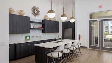 Kühlschrank, Esstisch