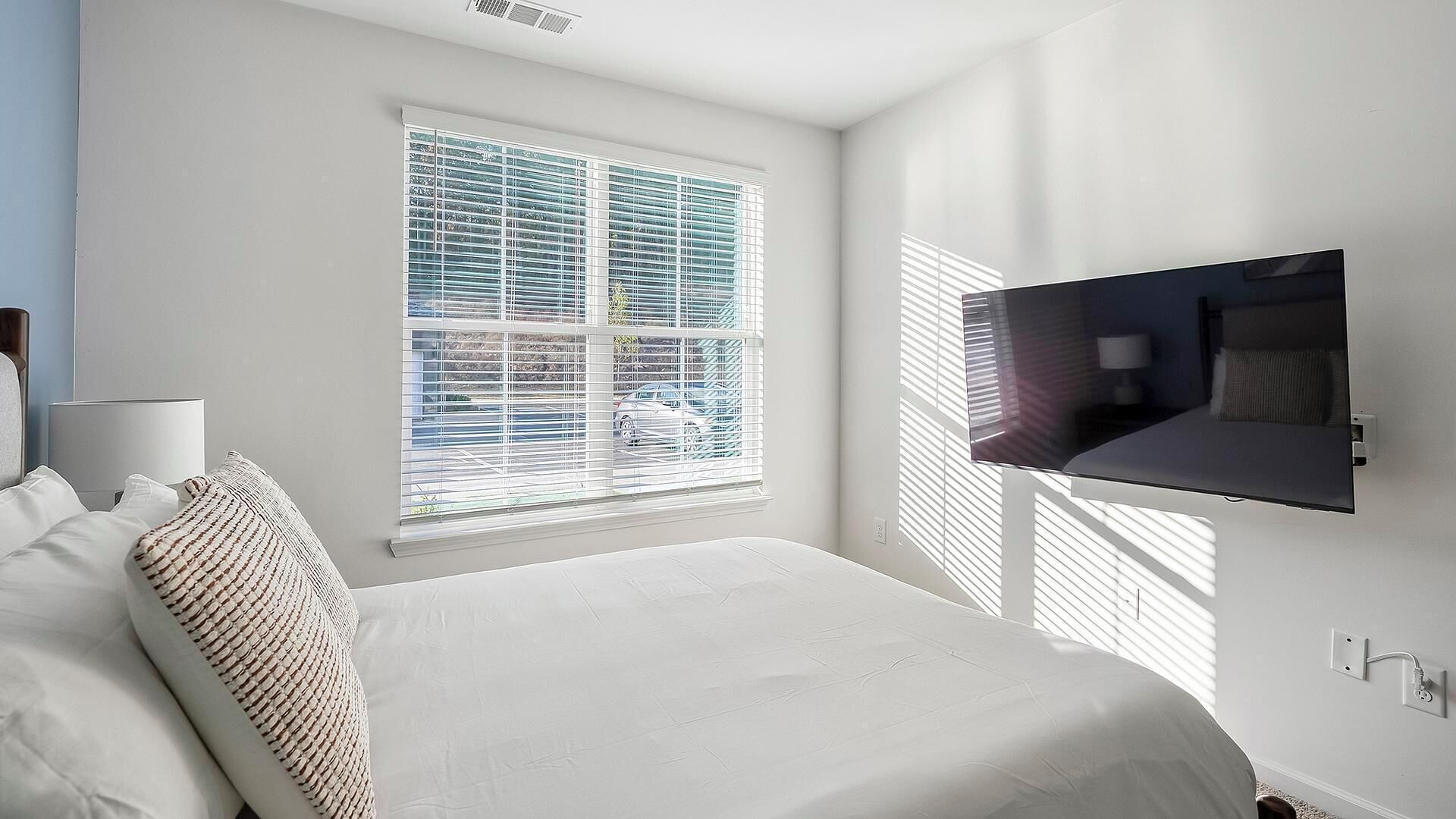 Desk, iron/ironing board, WiFi, bed sheets