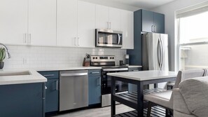 Refrigerador y comedor 
