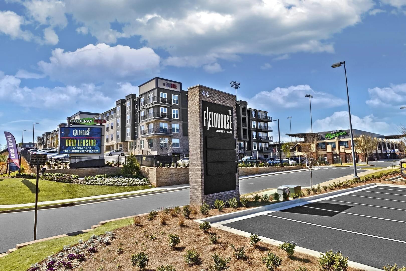 Un edificio de varios pisos con un letrero que indica 'The Fieldhouse' y 'Coolray Field'.