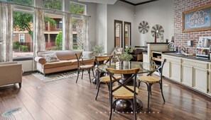 Interior - Landing | Spectacular 2BD, Gym, Clubhouse (Houston)