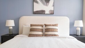 Een bureau, een strijkplank/strijkijzer, wifi, beddengoed