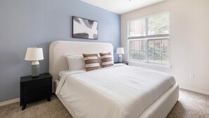 Työpöytä, silitysrauta/-lauta, Wi-Fi, vuodevaatteet