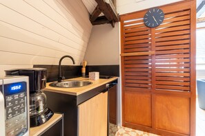 Fridge, microwave, oven, stovetop - Studio Tess Apartment with Wi-Fi (Salies-de-Béarn)