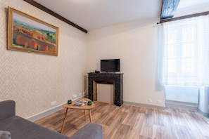 TV - Apartment 'T2 Alicia' with Wi-Fi (Salies-de-Béarn)
