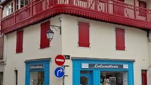 A building with a red balcony, a sign for 'Lalunette,' and a no entry sign. - Apartment 'T2 Alicia' with Wi-Fi (Salies-de-Béarn)
