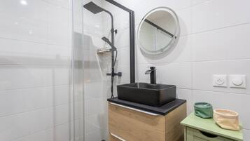 Shower, towels