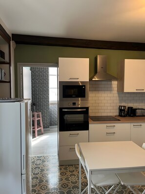 Fridge, microwave, oven, stovetop - Apartment 'T2 Alicia' with Wi-Fi (Salies-de-Béarn)