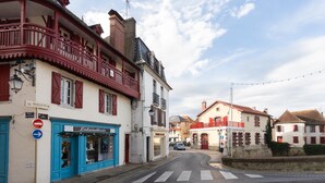 Eine Straße mit Gebäuden, ein blaues Geschäft und ein Schild für das Musée du Sel.