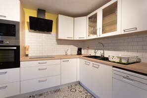 Fridge, microwave, oven, stovetop - Clara Panoramic Terrace T2 Apartment with Wi-Fi (Salies-de-Béarn)