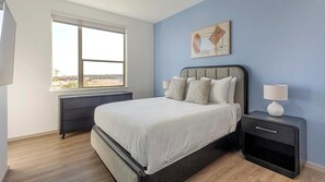 Escritorio, tabla de planchar con plancha, wifi y ropa de cama 