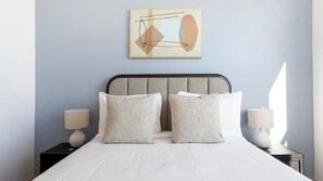 Desk, iron/ironing board, WiFi, bed sheets - Landing | Amazing 1BD, Pool, Gym (Enterprise)