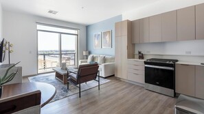 Smart TV - Landing | Amazing 1BD, Pool, Gym (Enterprise)