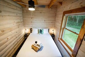 Tabla de planchar con plancha, wifi, ropa de cama