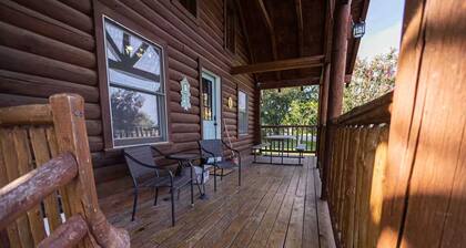 Lake Cabin: Hot Tub- 3 miles off of I -40