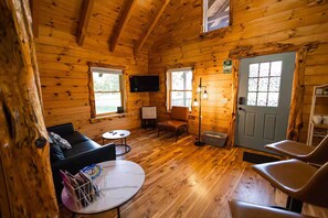 Living area - Lake Cabin: Hot Tub- 3 miles off of I -40 (Checotah)