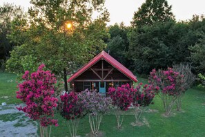 Exterior - Lake Cabin: Hot Tub- 3 miles off of I -40 (Checotah)