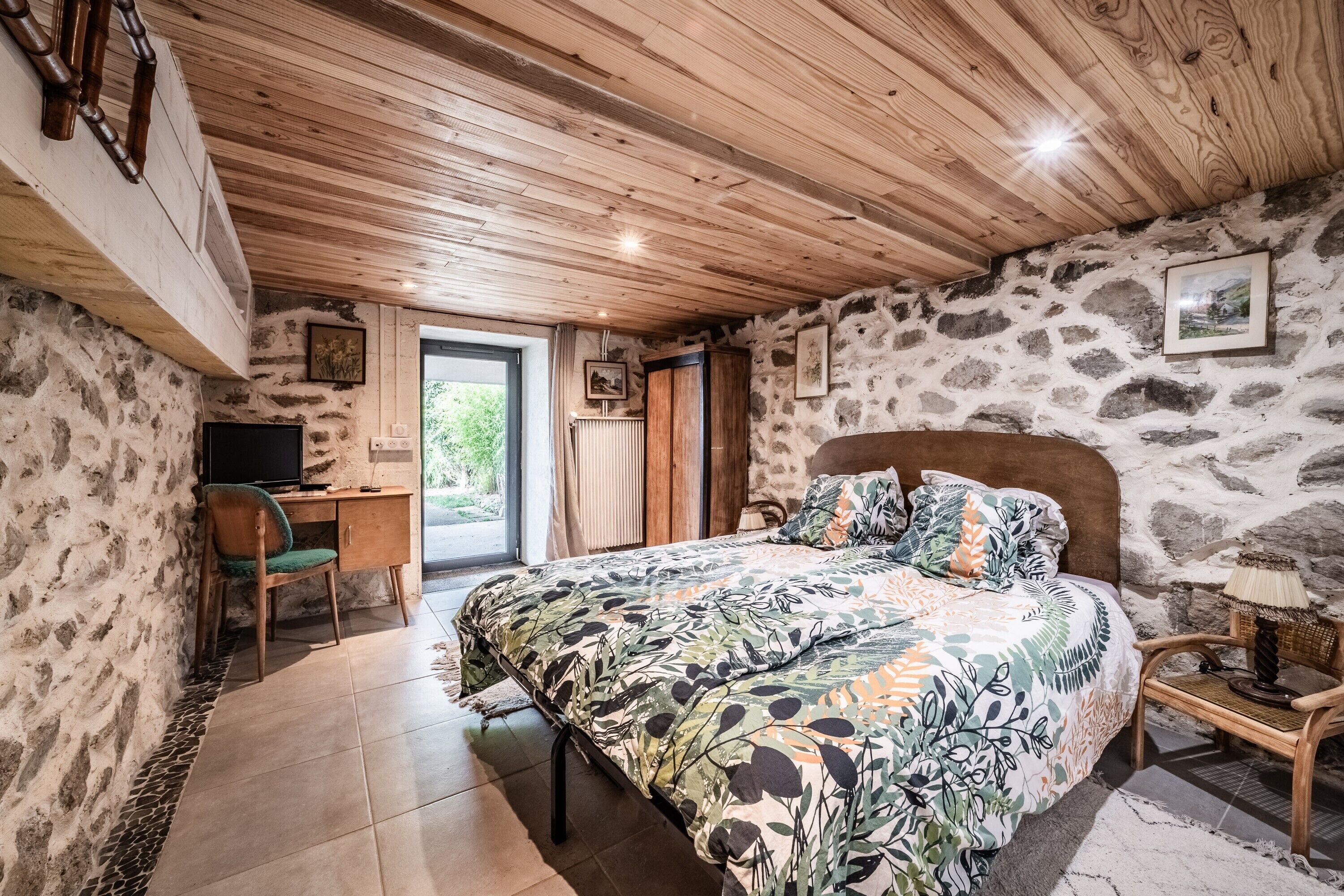 1 chambre, bureau, fer et planche à repasser, Wi-Fi