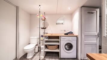 Een douche, gratis toiletartikelen, een haardroger, handdoeken