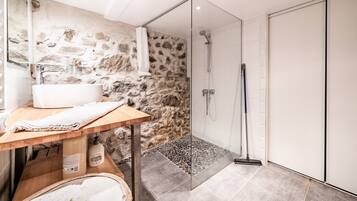 Een douche, gratis toiletartikelen, een haardroger, handdoeken