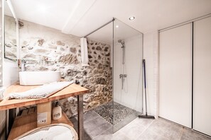 Dusche, kostenlose Toilettenartikel, Haartrockner, Handtücher