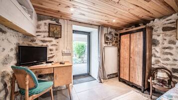 1 slaapkamer, een bureau, een strijkplank/strijkijzer, wifi